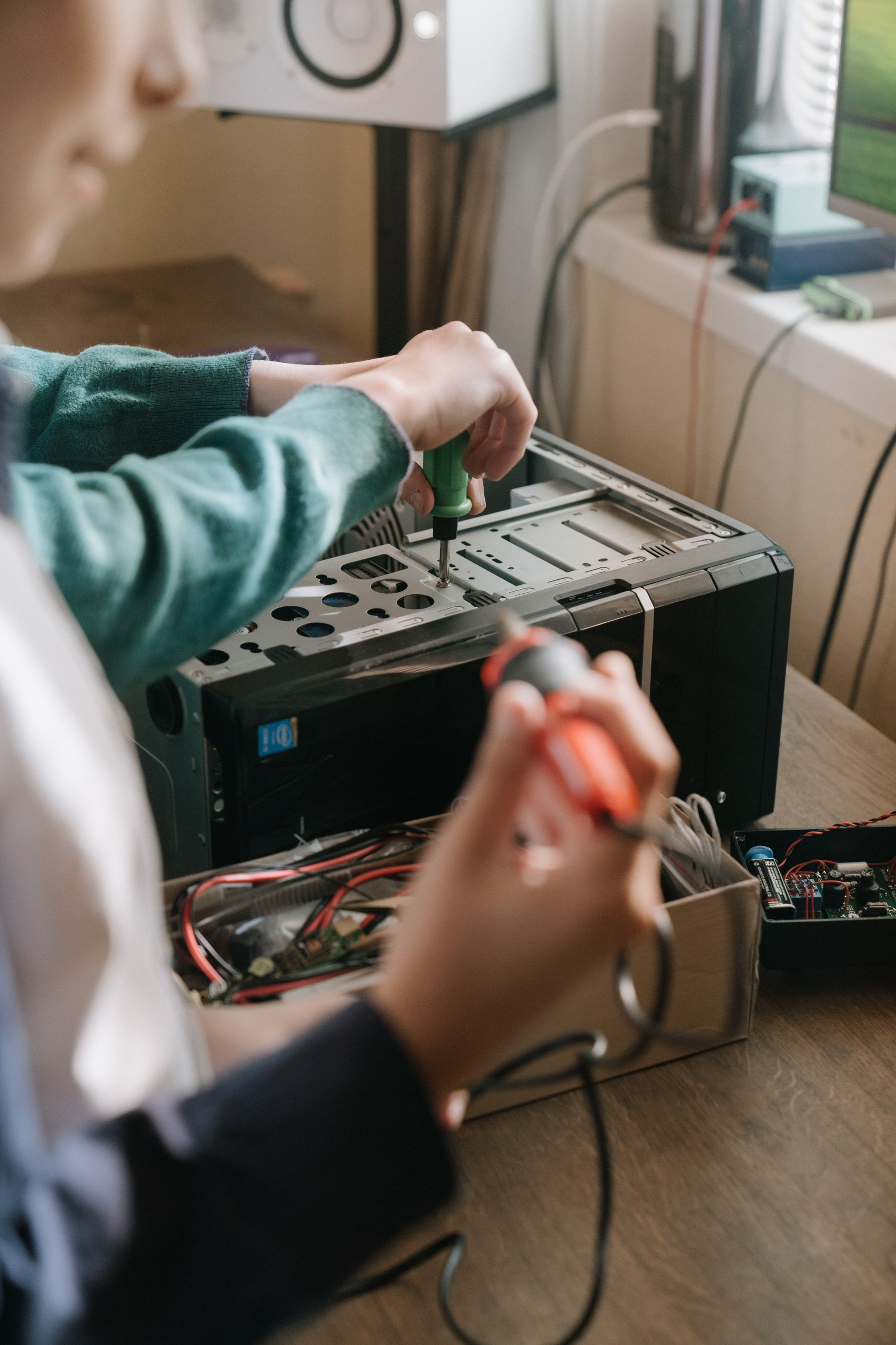 Computador de secretária aberto para reparação