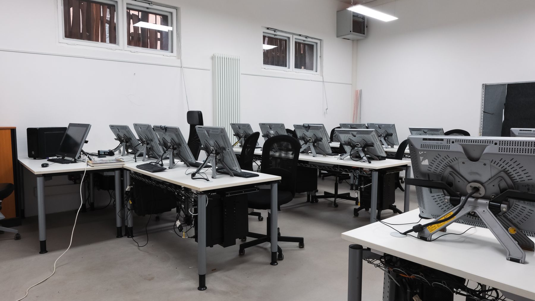 Sala de informática equipada numa escola
