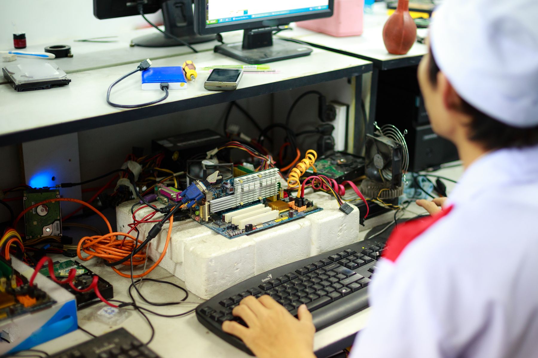 Técnico a trabalhar na bancada de reparação