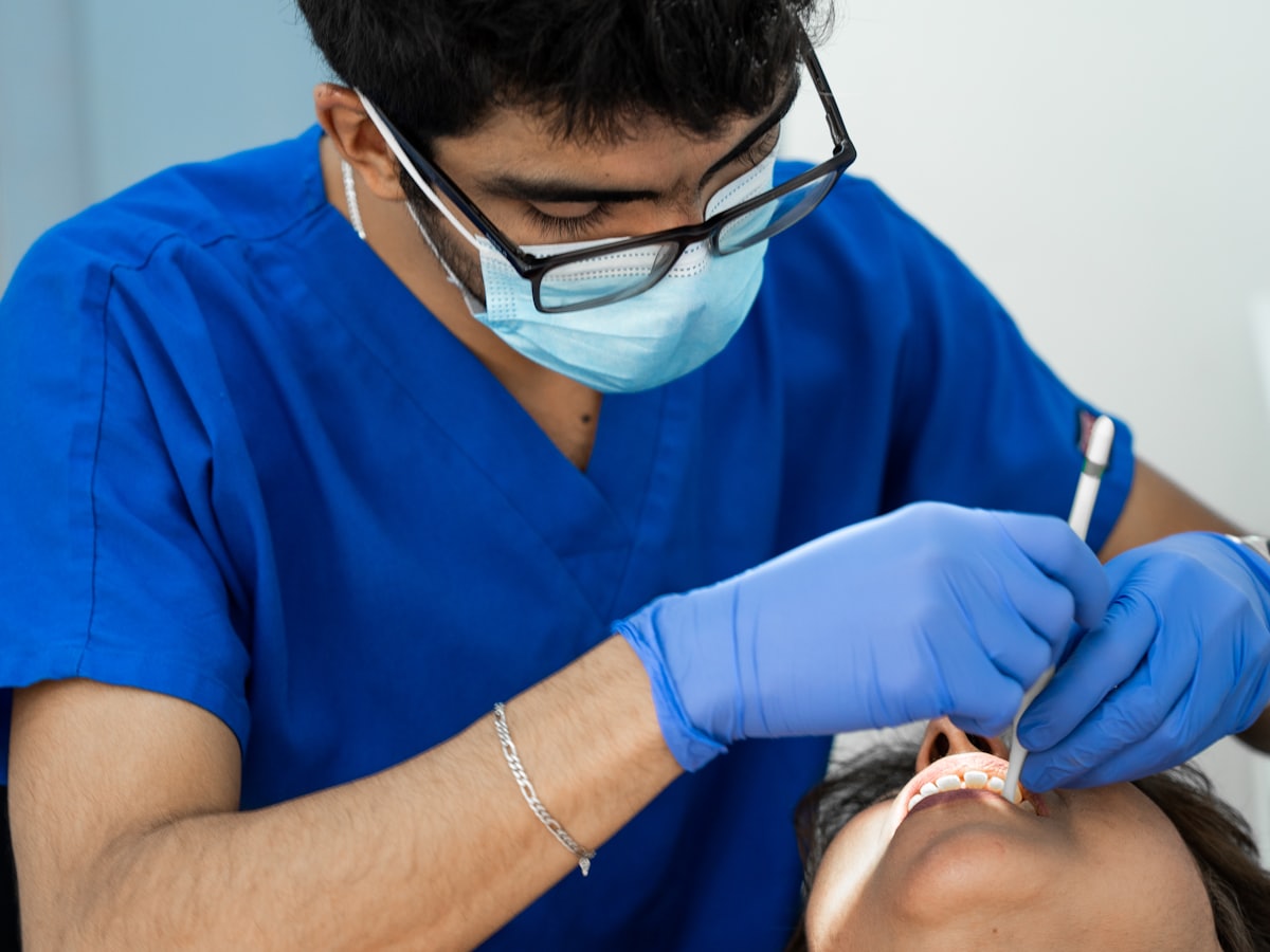 Médico dentista em consulta com um paciente