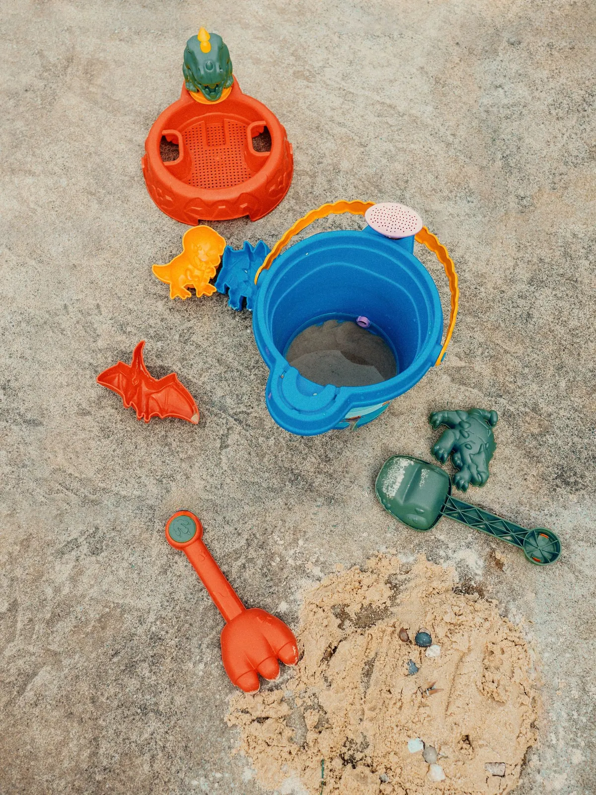 Balde, pás e formas de brincar na areia
