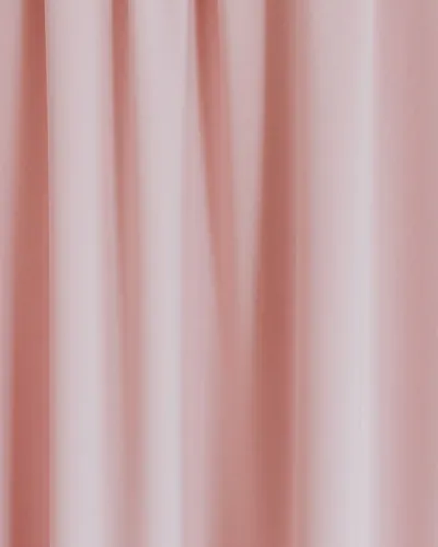 Tecido rosa claro com pregas.