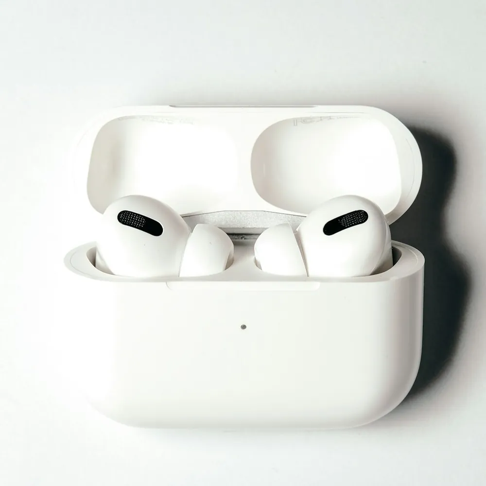 Apple AirPods Pro (2.ª geração) com caixa USB-C — imagem 1 de 2
