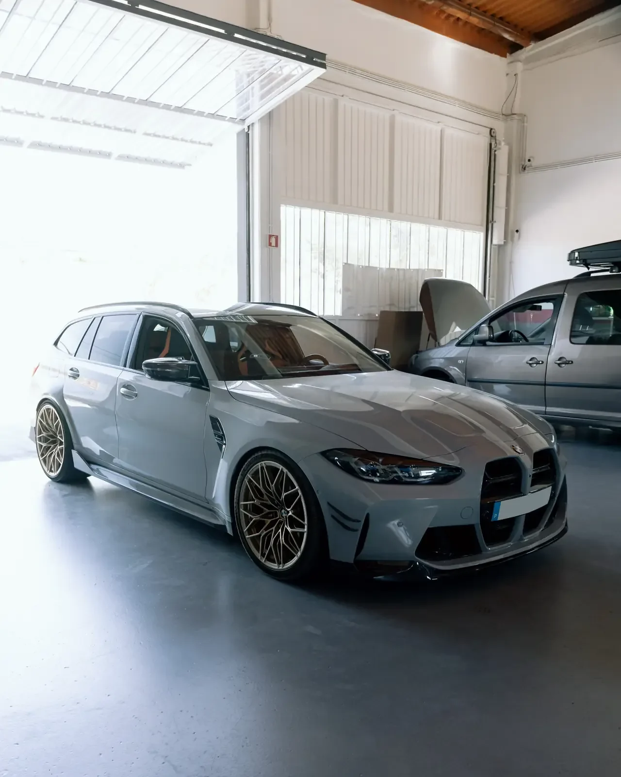 BMW M3 Touring cinzento dentro da oficina