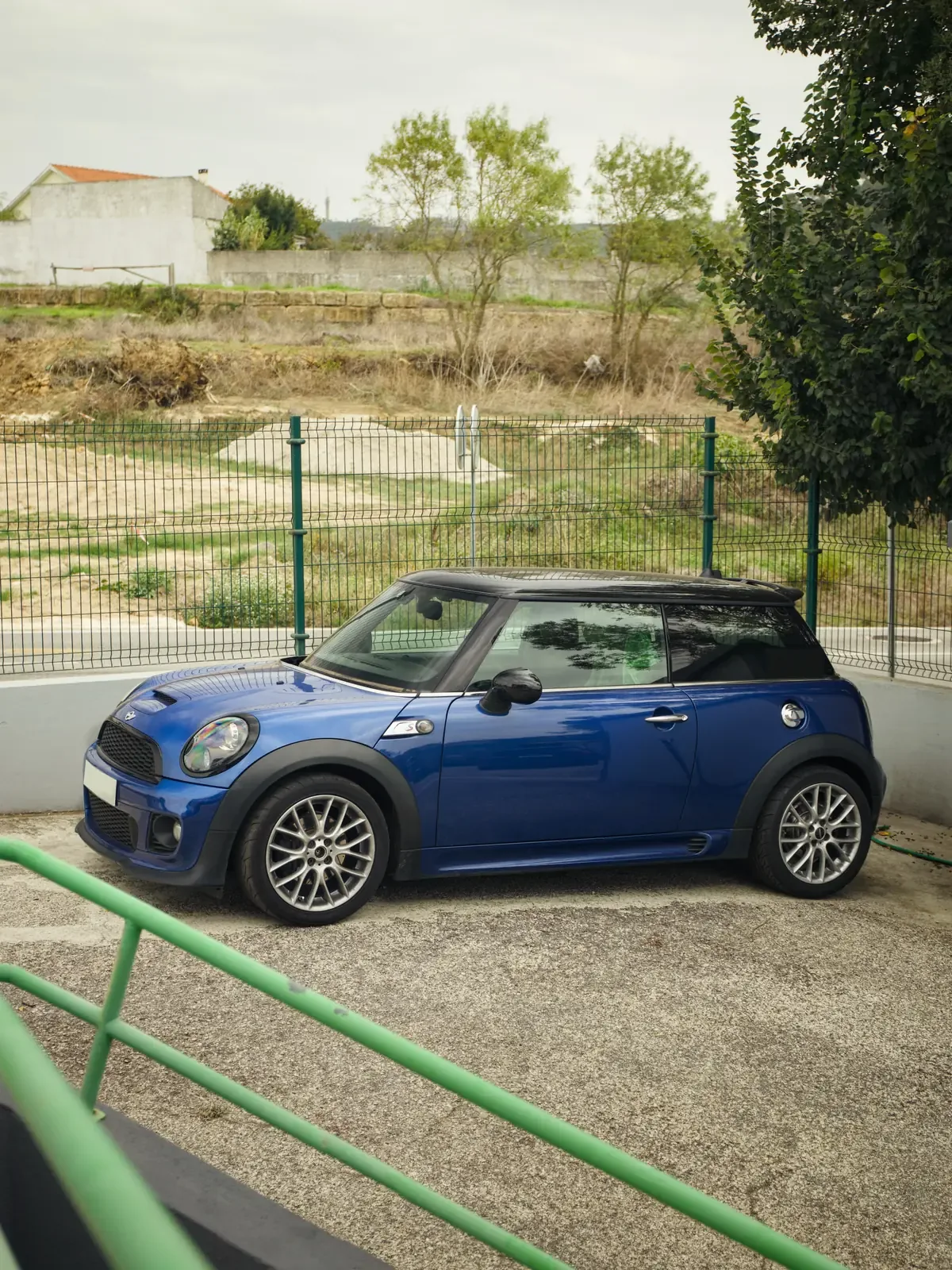 MINI azul de tejadilho preto, estacionado ao ar livre
